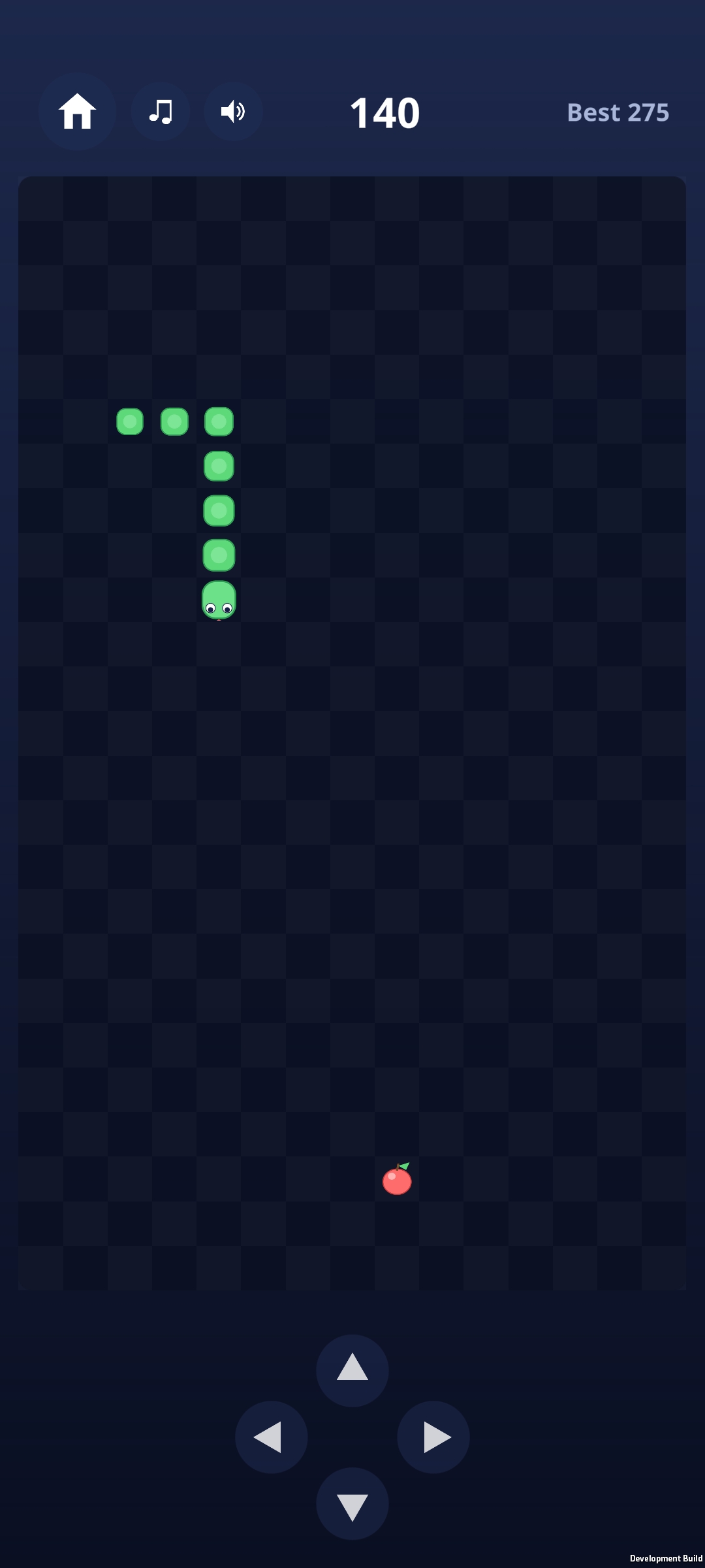 أفعى خضراء على لوح داكن وتفاحة حمراء